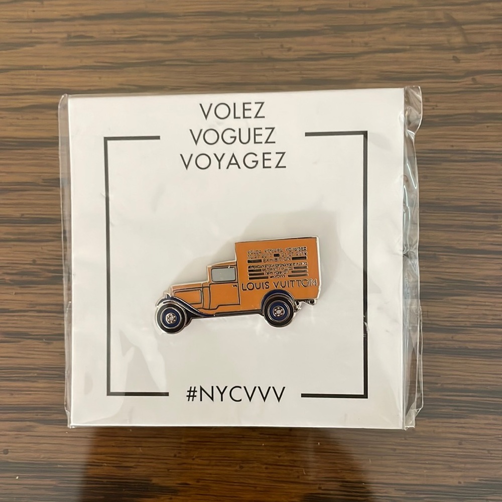 [Louis Vuitton] Volez, Voguez, Voyagez truck pin